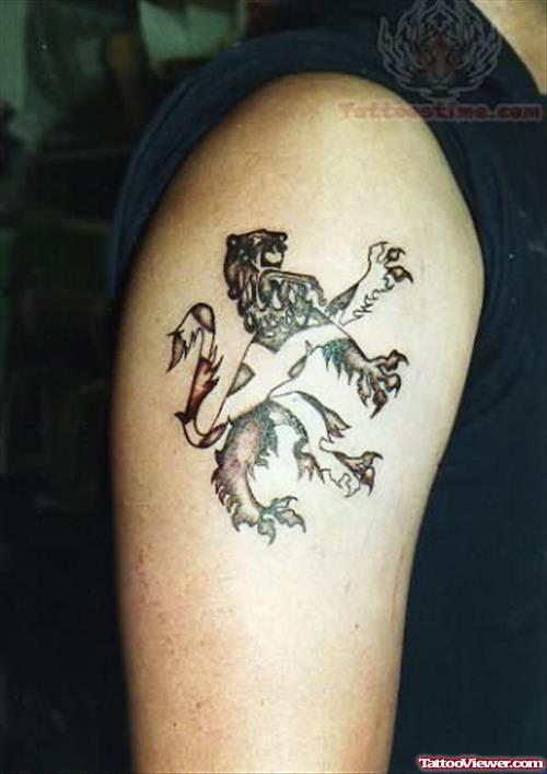 Small Scottish Lion Symbol Tattoo On Right Shoulder