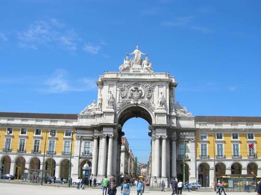 Tourists At The Rua Augusta Arch