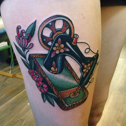 Traditional Sewing Machine Tattoo On Right Thigh
