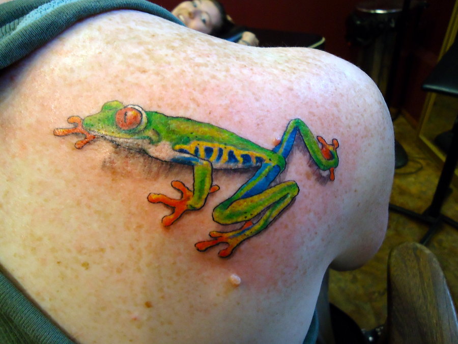 Tree Frog Climbing Tattoo On Back Shoulder