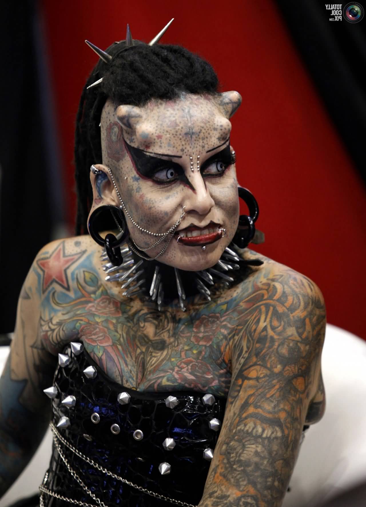 Extreme tattoos und piercings bei frauen