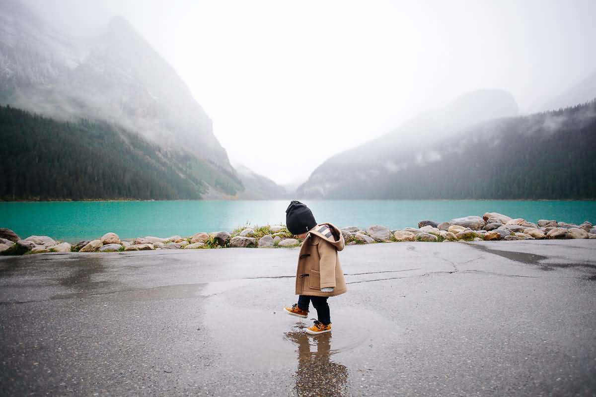 Rain travel. Travel in the Rain. Rainy Day in the Mountains картинки. Children near the Lake picture.