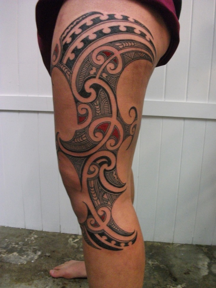 Cool Red And Black Maori Tattoo On Thigh