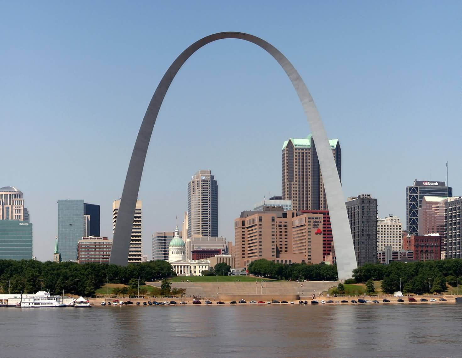 Front View Of Gateway Arch Across The River