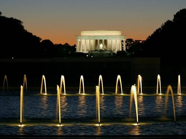 Lincoln Memorial And WW II Fountain At Night