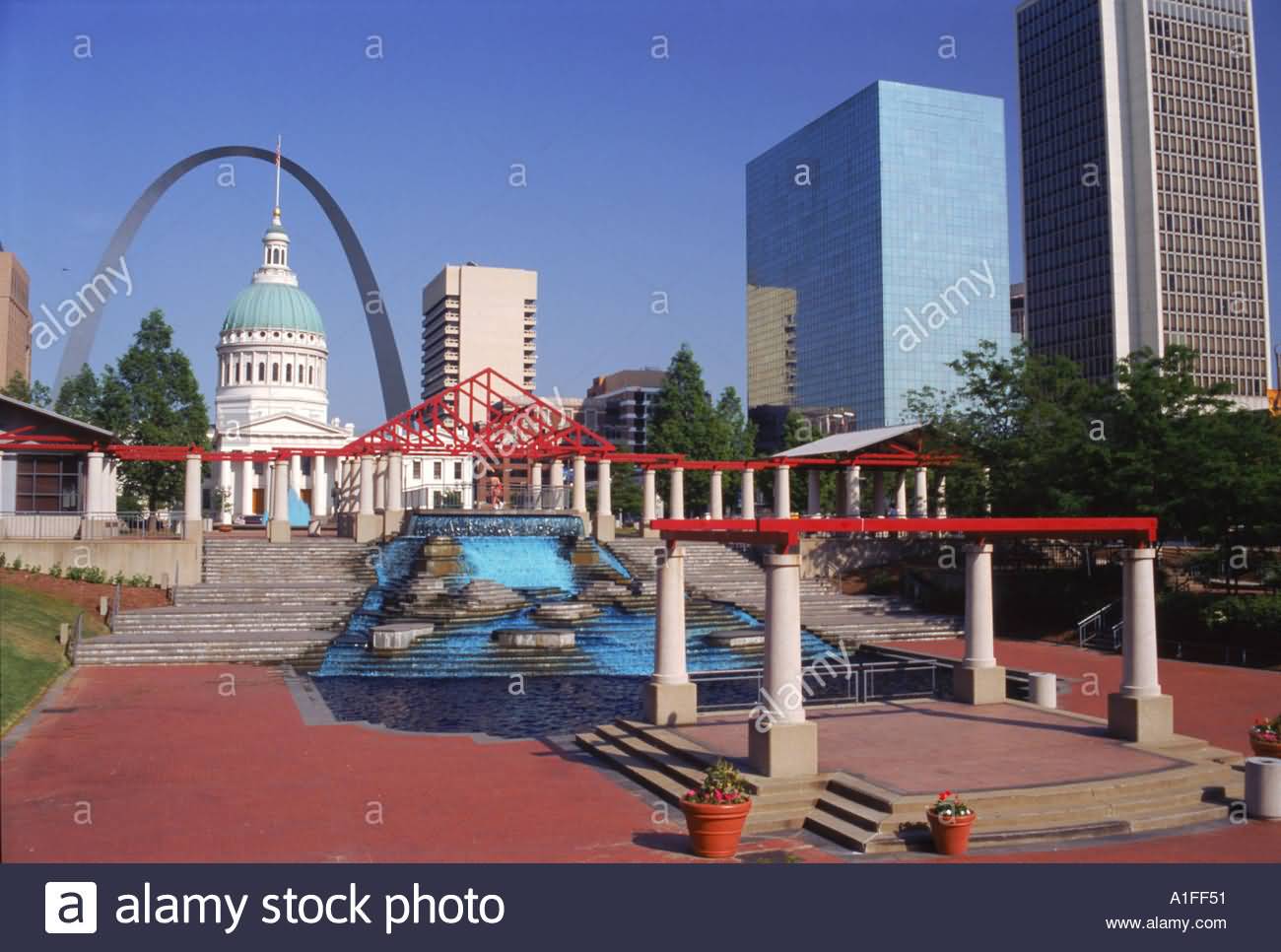 Modern Water Fountain With Old Courthouse And The Gateway Arch