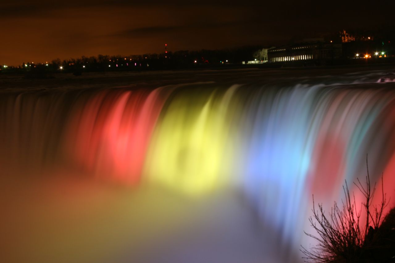 Niagara Falls Looks Amazing With Colorful Night Lights