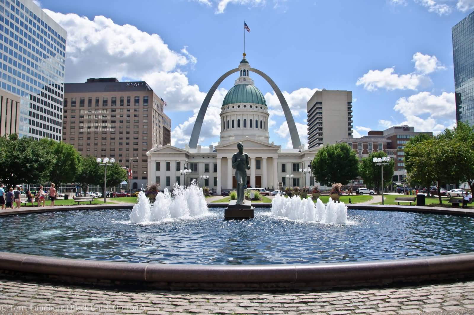 Park Old Courthouse Gateway Arch