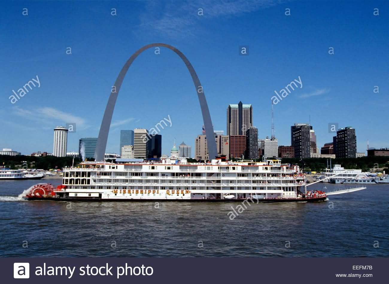 Riverboat In Front Of The Gateway Arch