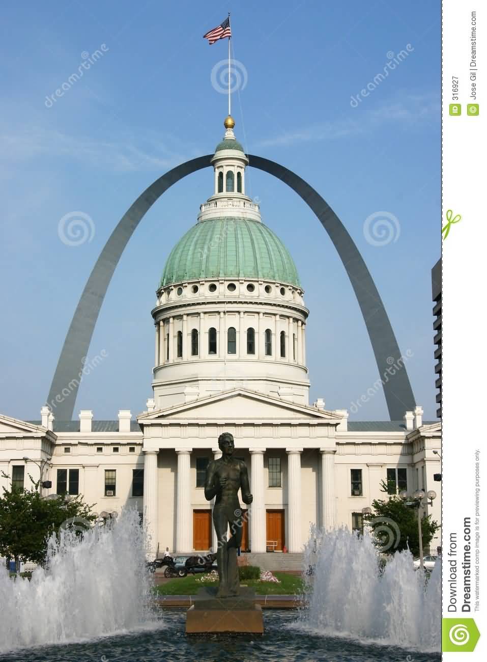 St Louis Courthouse And Gateway Arch With Fountain
