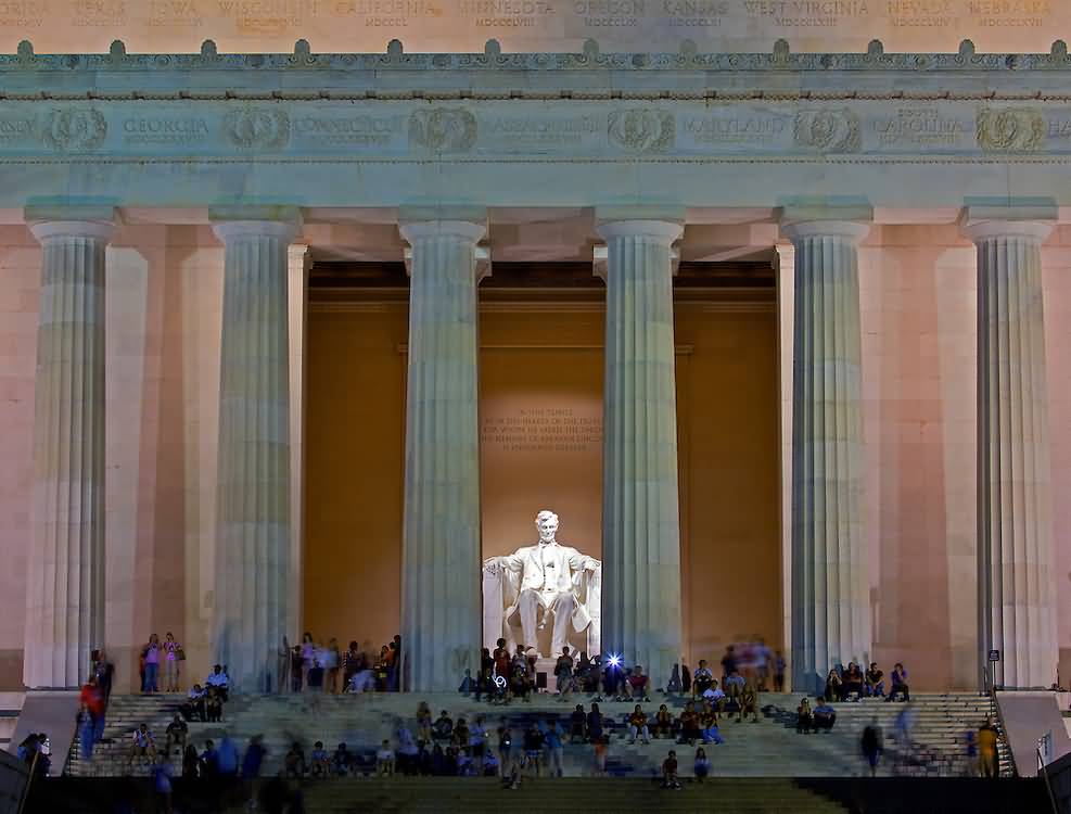 Tourists Flock To The Lincoln Memorial