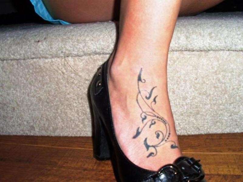Attractive Vine Girl Foot Tattoo