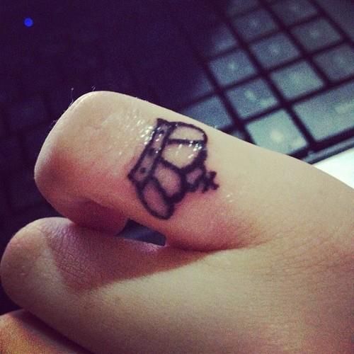 Awesome Outline Crown Tattoo On Finger