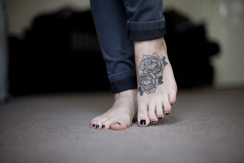 Black And White Roses Traditional Tattoo On Girl Foot