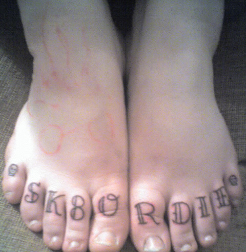 Black Lettering Toe Knuckles Tattoo