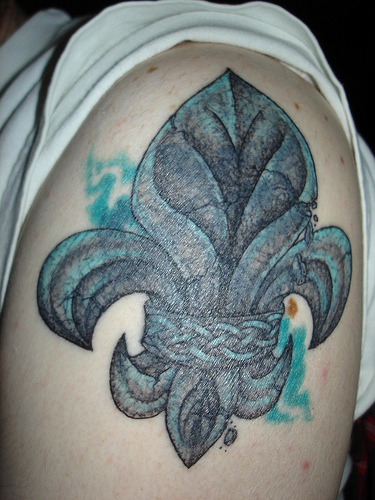 Blue Celtic Fleur De Lis Tattoo On Shoulder