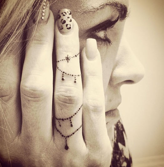 Decorative Chain Finger Tattoo For Girls