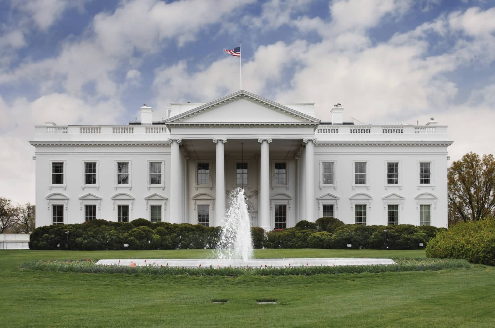 Front View Of White House And Fountain Picture