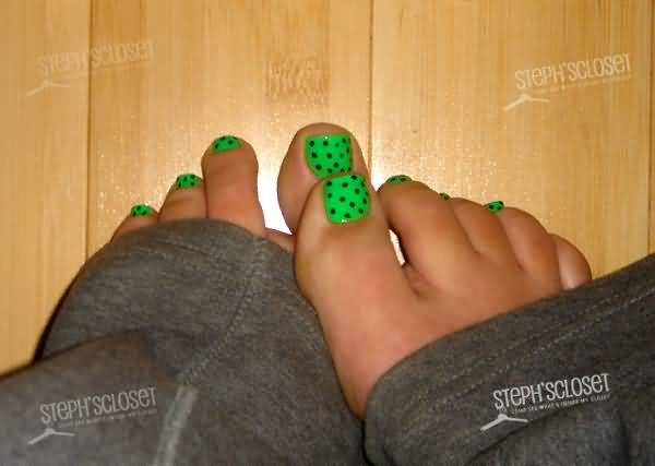 Green Saint Patrick's Day Nails With Black Polka Dots For Toe Nails