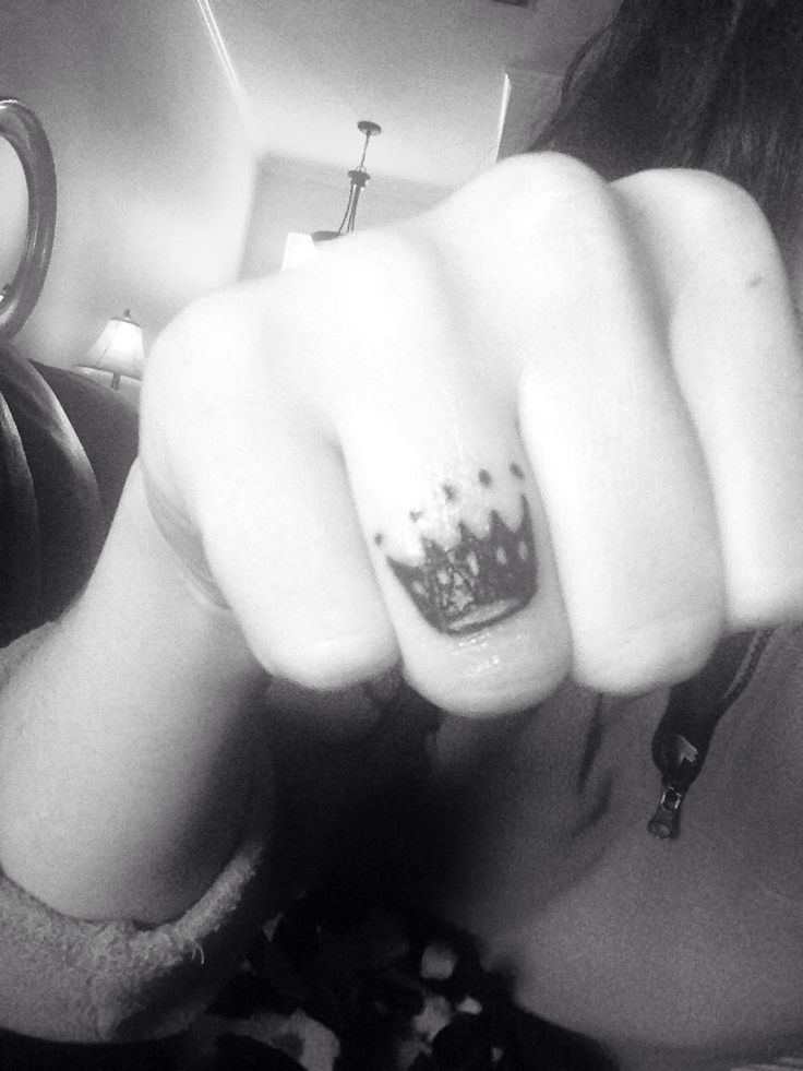 Knuckle Crown Tattoo On Girl Finger