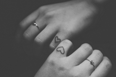 Nice Outline Hearts Tattoos On Fingers