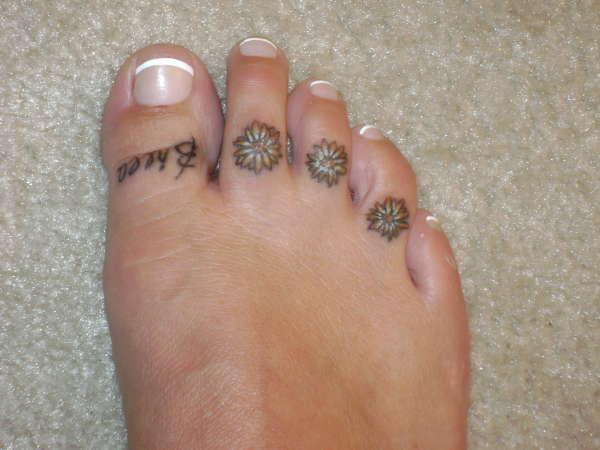 Small Daisy Flowers Tattoo On Toes