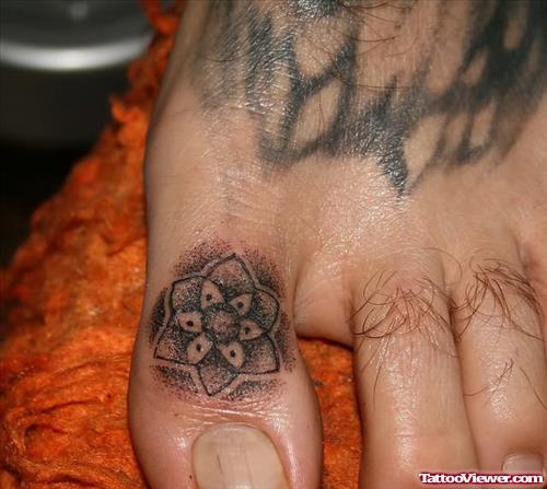 Star Dotwork Flower Tattoo On Toe