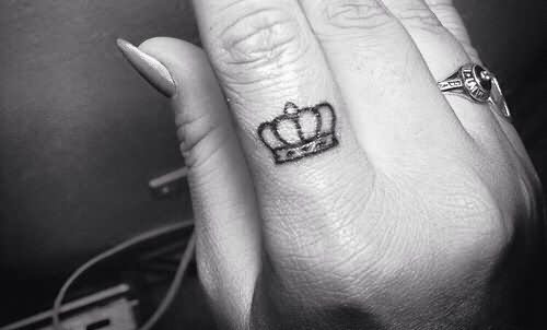 Black Outline Crown Tattoo On Finger