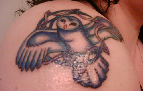 Cool Flying Owl Tattoo On Right Shoulder