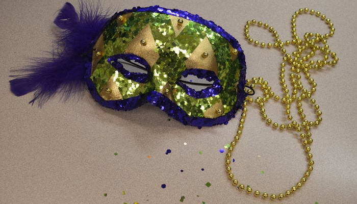 Glitzy Mardi Gras Mask With Beads Chain