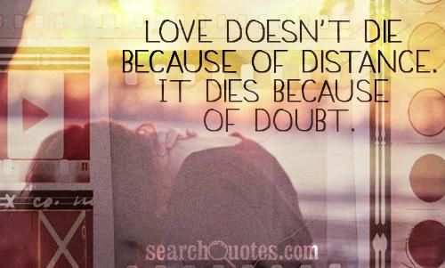 O amor não morre por causa da distância. Morre por causa da dúvida.'t die because of distance. It dies because of doubt.