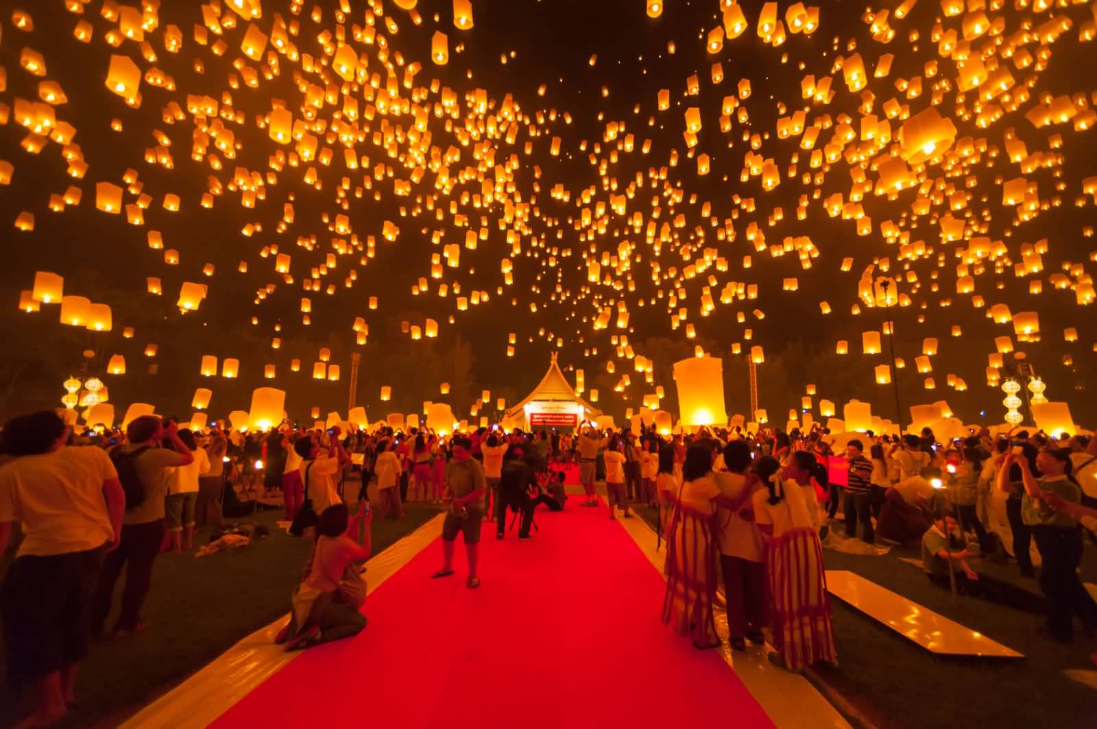 People Release Sky Lanterns To Worship Buddha's Relics During Yi Peng Lantern Festival