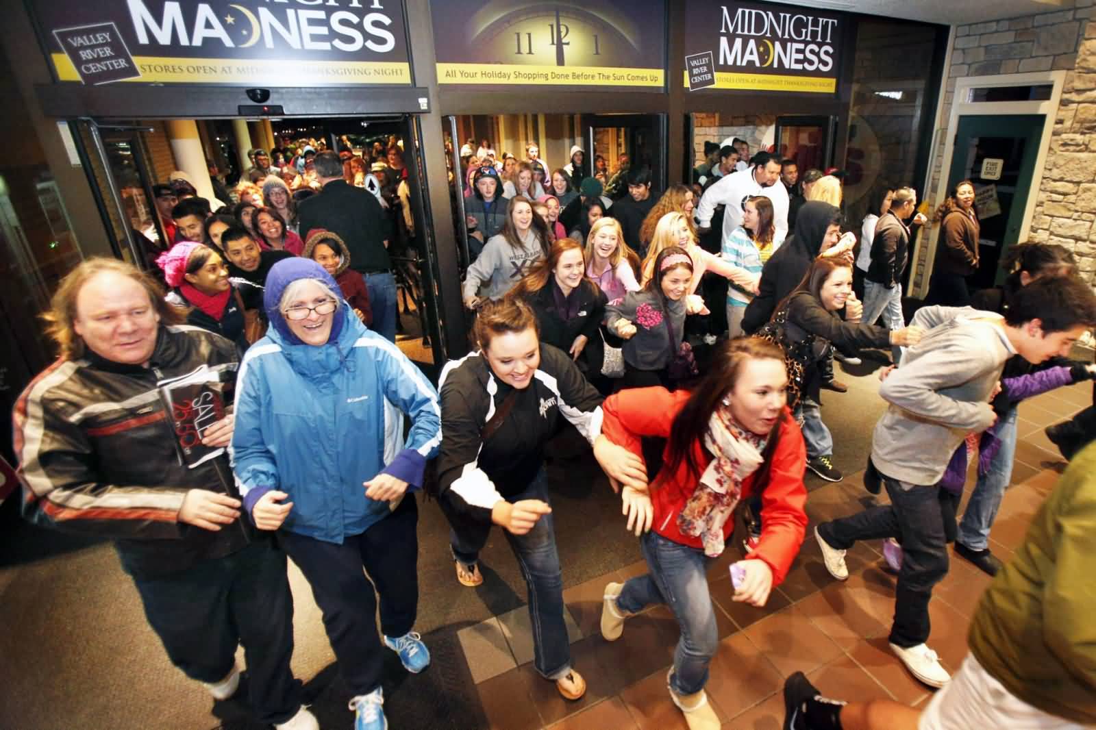 People Rush For Black Friday Sale