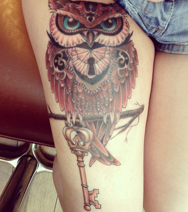 Attractive Lock In Owl With Key Tattoo On Girl Right Thigh