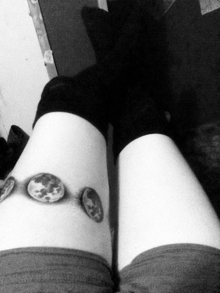 Black And Grey Phases Of The Moon Tattoo On Left Thigh