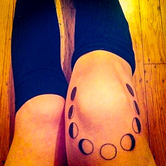 Black Outline Phases Of The Moon Tattoo On Right Knee