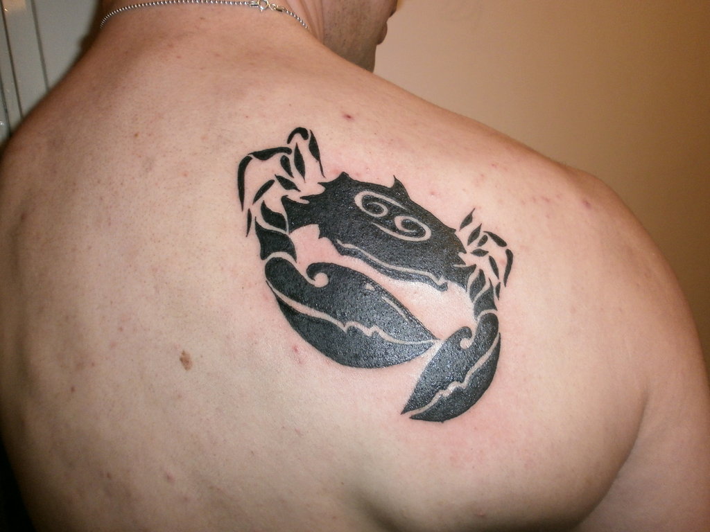 Black Tribal Cancer Zodiac Sign Tattoo On Man Right Back Shoulder