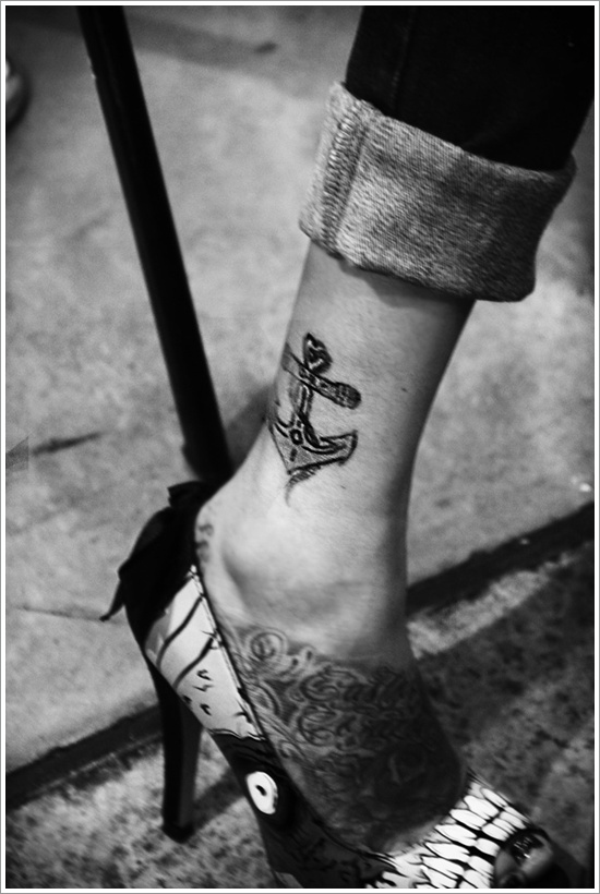 Black Ink Anchor Tattoo On Right Leg
