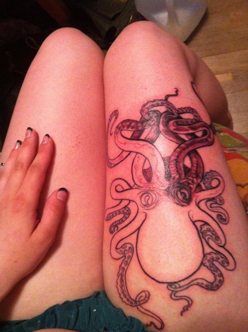 Black Ink Octopus Tattoo On Right Upper Leg