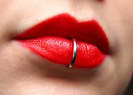 Center Lips Piercing