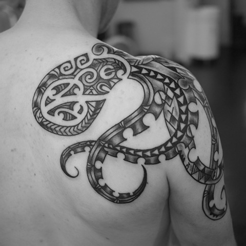 Cool Black Ink Tribal Octopus Tattoo On Right Back Shoulder