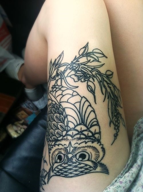 Cool Black Outline Owl Tattoo On Girl Left Thigh