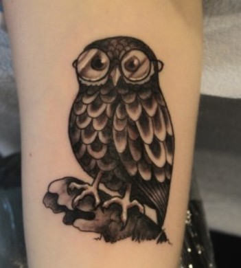 Cute Black Ink Owl Tattoo Design For Thigh