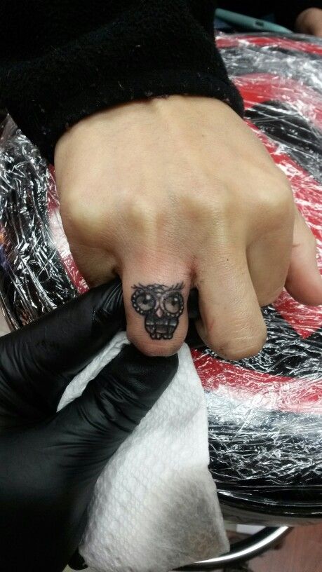 Cute Black Ink Owl Tattoo On Finger