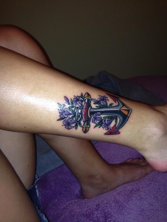 Cute Traditional Anchor With Flowers Tattoo On Right Leg