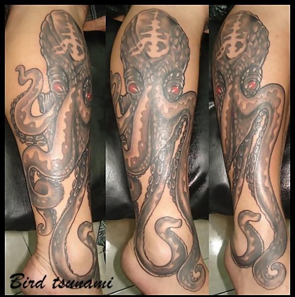 Grey Ink Octopus Tattoo On Right Leg