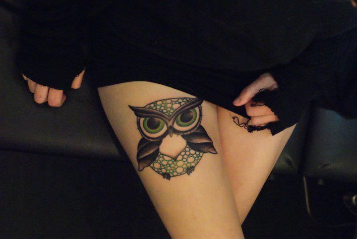 Impressive Owl Tattoo On Female Right Thigh