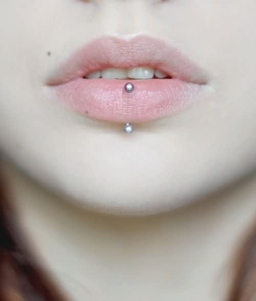 Vertical Silver Barbell Lips Piercing