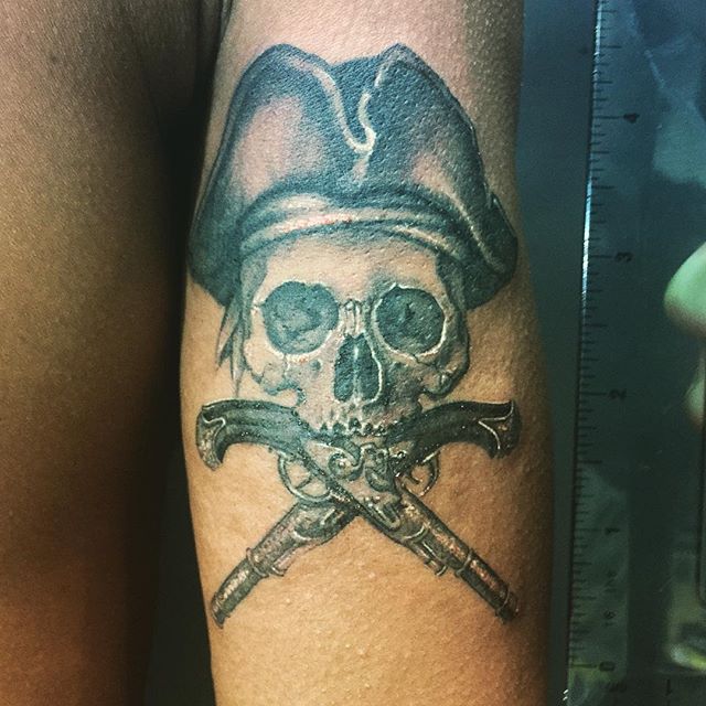 Black And Grey 3D Pirate Skull With Two Crossing Guns Tattoo On Right Half Sleeve