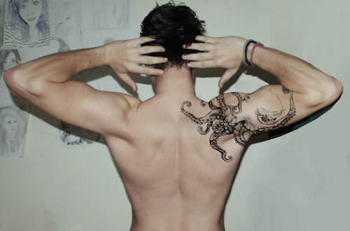 Black Ink Octopus Tattoo On Man Right Back Shoulder